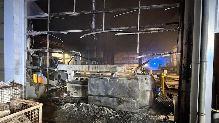 Durch das Feuer entstand massiver Sachschaden.