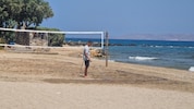 Bei Wasserknappheit lässt ein Luxushotel einen unbenutzten Volleyballplatz gießen.