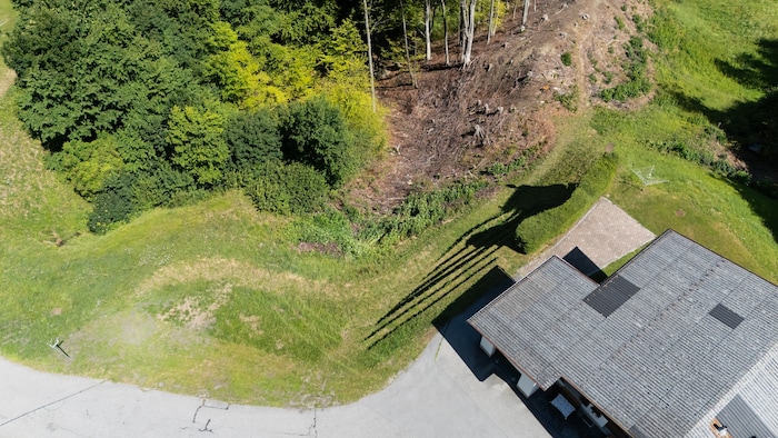 Der Pkw rollte vom Vorplatz des Hauses los und stürzte rund 150 Meter ab.