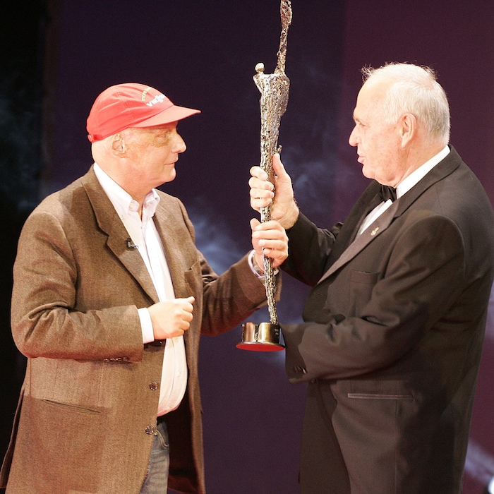 Michael Kuhn zeichnete 2006 in Salzburg Niki Lauda aus.