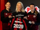 Christina Hager, Leiterin der Biogena-Stores in Deutschland Mitte/Nord, mit Fußballerinnen von ...