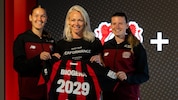 Christina Hager, Leiterin der Biogena-Stores in Deutschland Mitte/Nord, mit Fußballerinnen von ...