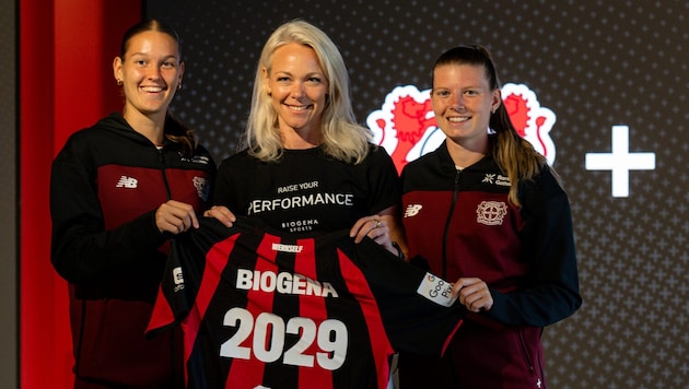 Christina Hager, Leiterin der Biogena-Stores in Deutschland Mitte/Nord, mit Fußballerinnen von ...
