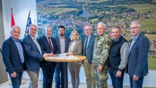 Finanzlandesrat Kasser, (3. v. li.), Verteidigungs- ministerin Tanner und Landesvize Pernkopf ...