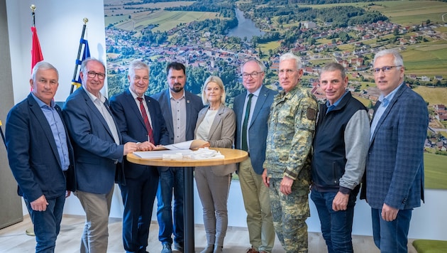 Finanzlandesrat Kasser, (3. v. li.), Verteidigungs- ministerin Tanner und Landesvize Pernkopf ...
