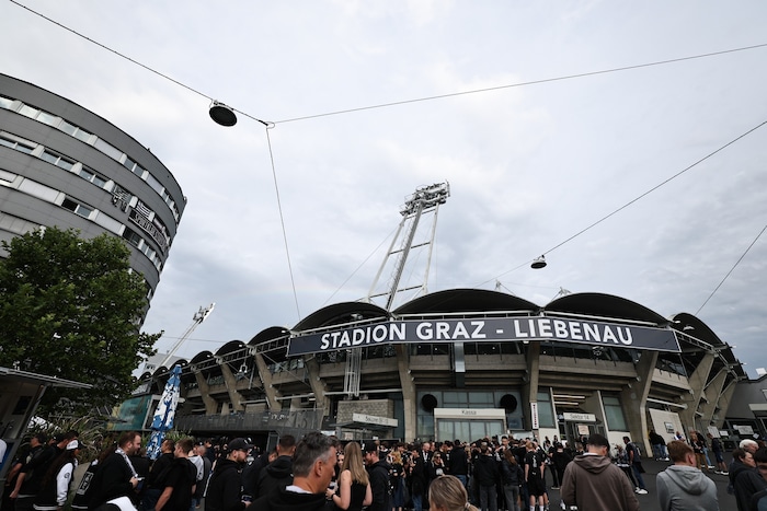 Viele Fußballfans, kaum Gastrostände, kein Charme – das ist der Stadionvorplatz in ...