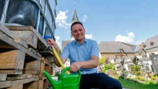 Markus Tschepp Ortschef Schwarzmayr ließ am Friedhof Brauchwasserbehälter aufstellen.