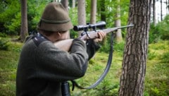 Die Polizei ermittelt zu dem Schuss, der eine Frau in einem Garten nur knapp verfehlte.