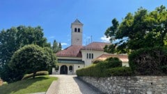 Rund um die idyllische Pfarrkirche von Velden rumort es.