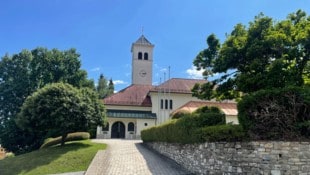 Katrin Fister Rund um die idyllische Pfarrkirche von Velden rumort es.