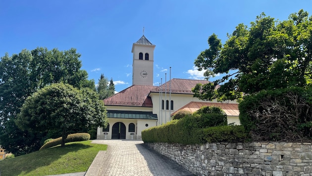 Rund um die idyllische Pfarrkirche von Velden rumort es.