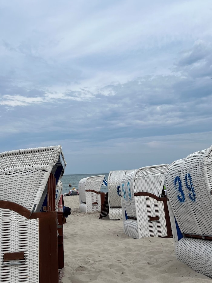 Bieten Schutz vor Wind und Sonne: Strandkörbe in Binz auf der Insel Rügen