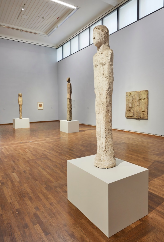 Eindrucksvolle Skulpturen von Hans Josephsohn mit Bildern von Boeckl im Hintergrund