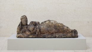 Liegende Figur von Hans Josephsohn aus dem Jahr 1971