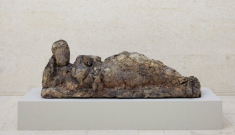 Liegende Figur von Hans Josephsohn aus dem Jahr 1971