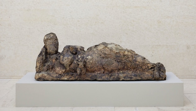 Liegende Figur von Hans Josephsohn aus dem Jahr 1971