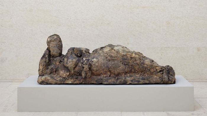 Liegende Figur von Hans Josephsohn aus dem Jahr 1971