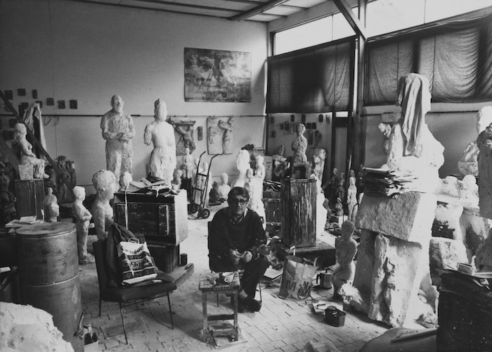 Hans Josephsohn in seinem übervollen Atelier in Zürich