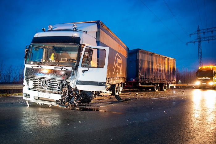 2015 starb ein Lenker bei Crash mit Lastwagen.