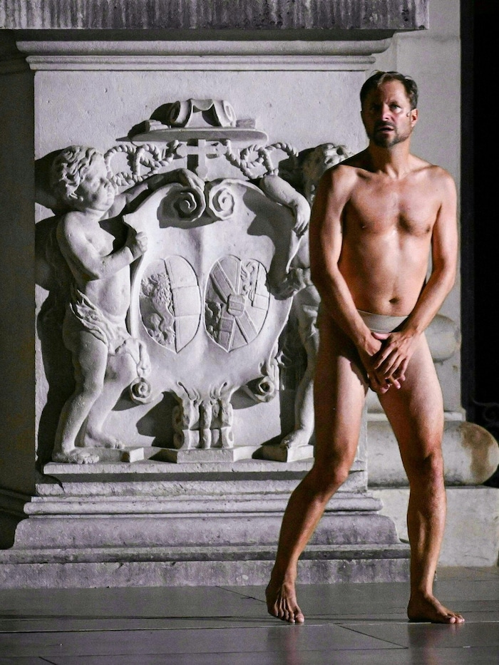 So viel „Jedermann“ hat Salzburg selten gesehen. Bisher blieb die Unterhose immer an, doch diese ...