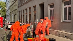 Die Berufsfeuerwerhr rückte in Schutzanzügen aus.