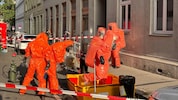 Die Berufsfeuerwerhr rückte in Schutzanzügen aus.