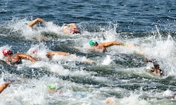Luca Karl (grüne Badehaube) und seine Kollegen wollen nicht in der Seine schwimmen.