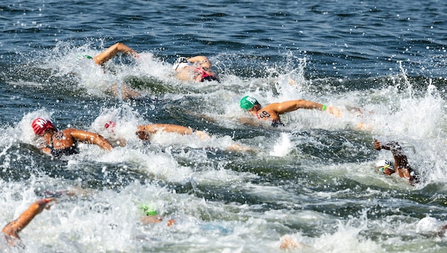 Luca Karl (grüne Badehaube) und seine Kollegen wollen nicht in der Seine schwimmen.