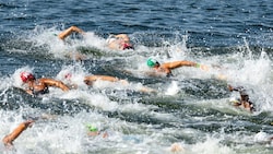 Luca Karl (grüne Badehaube) und seine Kollegen wollen nicht in der Seine schwimmen.