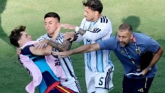 Nahuel Molina und Leandro Paredes gingen nach dem verlorenen WM-Finale auf Spaniens Gavi los.