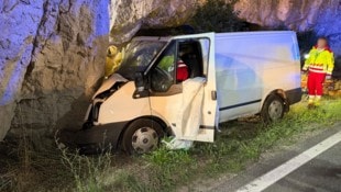 Mit voller Wucht krachte der Transporter gegen die Felswand.