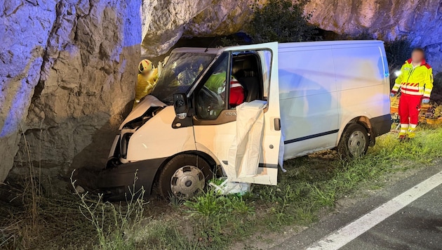 Mit voller Wucht krachte der Transporter gegen die Felswand.