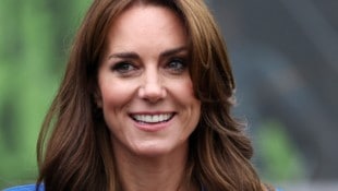 Heute zeigt sich Kate wieder lächelnd in der Öffentlichkeit. Beim Besuch eines Krebszentrums ...