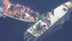 Bilder vom 11. Mai sollen zeigen, wie Migranten unmittelbar von einem Boot in die Rettungsboote ...