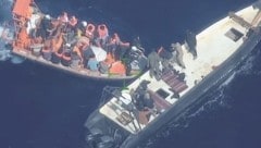 Bilder vom 11. Mai sollen zeigen, wie Migranten unmittelbar von einem Boot in die Rettungsboote ...