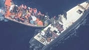Bilder vom 11. Mai sollen zeigen, wie Migranten unmittelbar von einem Boot in die Rettungsboote ...