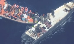 Bilder vom 11. Mai sollen zeigen, wie Migranten unmittelbar von einem Boot in die Rettungsboote ...