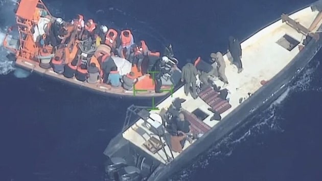 Bilder vom 11. Mai sollen zeigen, wie Migranten unmittelbar von einem Boot in die Rettungsboote ...