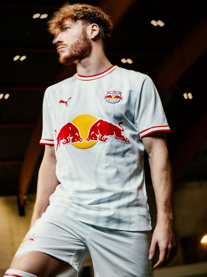 Yorbe Vertessen im neuen Heimtrikot.