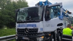 Der Lkw wurde bei dem Unfall beschädigt.