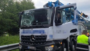 Der Lkw wurde bei dem Unfall beschädigt.