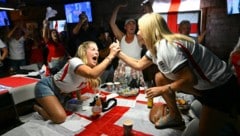 Englische Fans bejubeln ein Tor ihrer Mannschaft bei der WM in einem Pub. Diesen Fixpunkten des ...