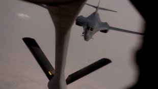 Der Einsatz des Mega-Bomber B1B Lancet ist ein klares Zeichen, dass die USA derzeit kein ...