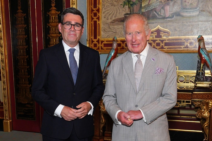 Am Montag wurde Andrew Murray Burnham (li). von König Charles III. zum Premierminister ernannt.
