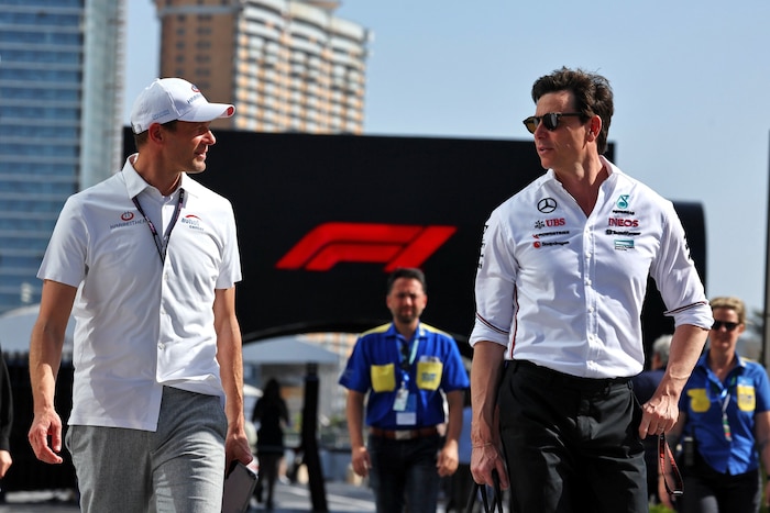 Alexander Wurz (li.) im Gespräch mit Mercedes-Boss Toto Wolff.