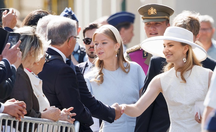 Eléonore mit ihrer Schwester, Kronprinzessin Eliksabeth, die in Oxford und Harvard studiert hat.