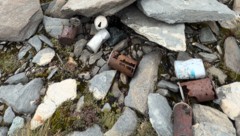 Seit Jahrzehnten an der Pasterze: weggeworfene Getränkedosen, Glas und Plastikmüll