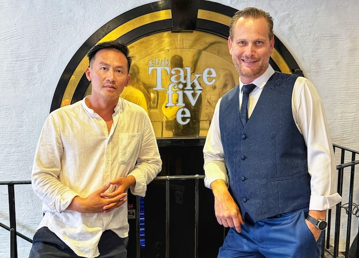 Ja-Duc Phan und Helmut Frank vor dem Eingang. Der wird ab Freitag wieder für Partygäste öffnen.