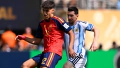 Pau Cubarsi (links) im Zweikampf mit Lionel Messi.