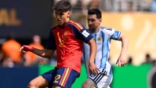 Pau Cubarsi (links) im Zweikampf mit Lionel Messi.